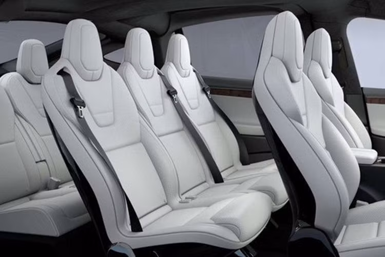 Nếu người mua đồng ý chọn hết các tùy chọn mà Tesla đưa ra cho Model X 70D, con số cuối cùng của mẫu xe này sẽ tiệm cận mức 100.000 USD.