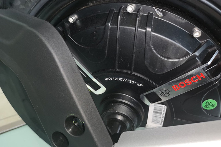 Hiện tại vẫn chưa rõ bộ xe máy điện Vinfast Ludo và Impes mới sẽ sử dụng pin Lithium hay ắc quy tuy nhiên những hình ảnh xuất hiện cho thấy nó được sử dụng công nghệ của thương hiệu Bosch.