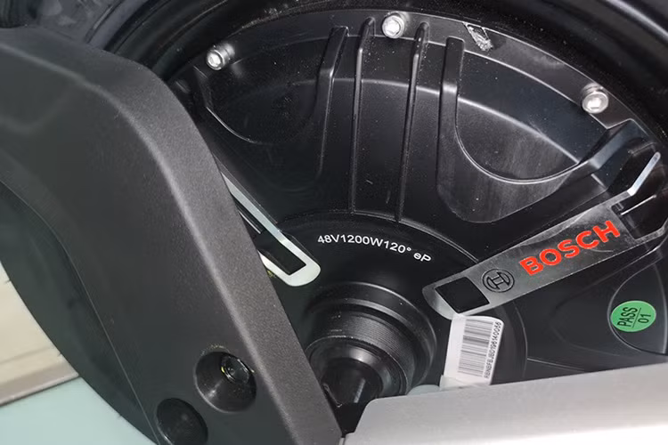 Hiện tại vẫn chưa rõ bộ xe máy điện Vinfast Ludo và Impes mới sẽ sử dụng pin Lithium hay ắc quy tuy nhiên những hình ảnh xuất hiện cho thấy nó được sử dụng công nghệ của thương hiệu Bosch.