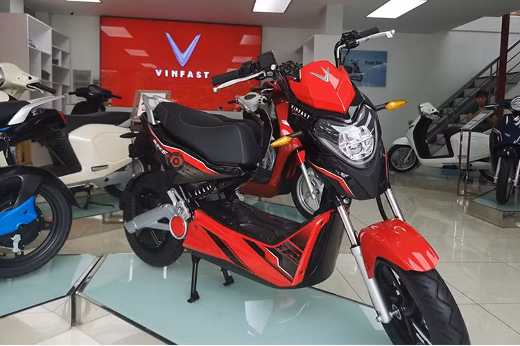 Như vậy là sau mẫu xe điện VinFast Klara, thị trường xe máy điện sẽ đón nhận thêm hai mẫu xe điện mới. Với mức giá xe Vinfast Ludo và ImPes chỉ từ 21 triệu đến 22 triệu đồng, đây sẽ là bộ đôi nằm dưới phân khúc của VinFast Klara với mức dễ chịu hơn và nhắm vào phân khúc các khách hàng trẻ tuổi như học sinh hay sinh viên.