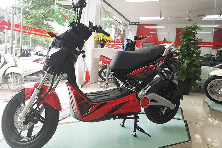 Tham khảo tại các đại lý xe VinFast, các nhân viên tại đây cũng đã xác nhận thông tin bán ra hai mẫu xe này. Phía đại lý cũng cho hay, thời điểm VinFast bán ra thị trường hai mẫu xe này dự kiến vào đầu tháng 8 tới. Các bản xe được trưng bày ở đại lý cũng chưa phải là bản chính thức sẽ bán ra thị trường.