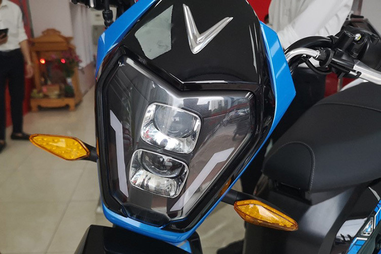 Tìm hiểu tại một số đại lý, được biết mẫu xe máy điện Vinfast Ludo được định vị hướng tới các khách hàng là học sinh, sinh viên nữ trong Impes sẽ dành cho nam giới. Cả 2 mẫu xe trên đều có thiết kế đơn giản, không cầu kì hay tạo dáng bắt mắt, thời trang như Klara và có giá bán rẻ hơn.