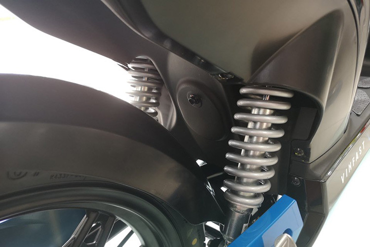 Dự đoán bộ đôi xe máy điện mới của Vinfast là Ludo và ImPes sẽ được bố trí cổng sạc ngay trong yên xe cùng các gờ để đi dây sạc ra bên ngoài cốp xe khá tiện lợi và khoa học giống như "đàn anh" Klara đi trước.