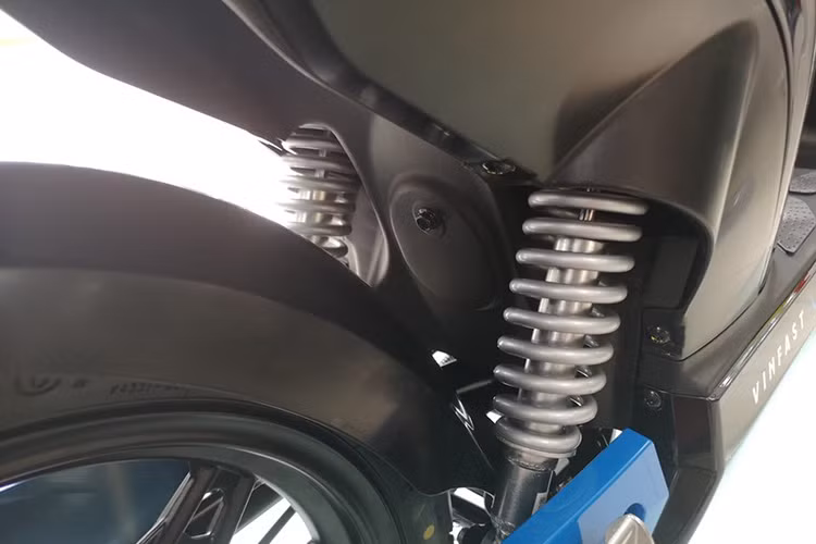 Dự đoán bộ đôi xe máy điện mới của Vinfast là Ludo và ImPes sẽ được bố trí cổng sạc ngay trong yên xe cùng các gờ để đi dây sạc ra bên ngoài cốp xe khá tiện lợi và khoa học giống như "đàn anh" Klara đi trước.