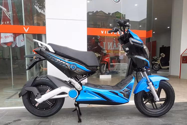 Hai mẫu xe điện sắp tới của hãng xe Việt Nam sẽ mang tên VinFast Ludo và ImPes. Những hình ảnh rò rỉ cho thấy cả hai mẫu xe điện đều được thiết kế khá nhỏ gọn, đơn giản hơn và mang phong cách khác hẳn với đàn anh VinFast Klara. Đây có thể là mẫu xe máy điện dành cho học sinh.