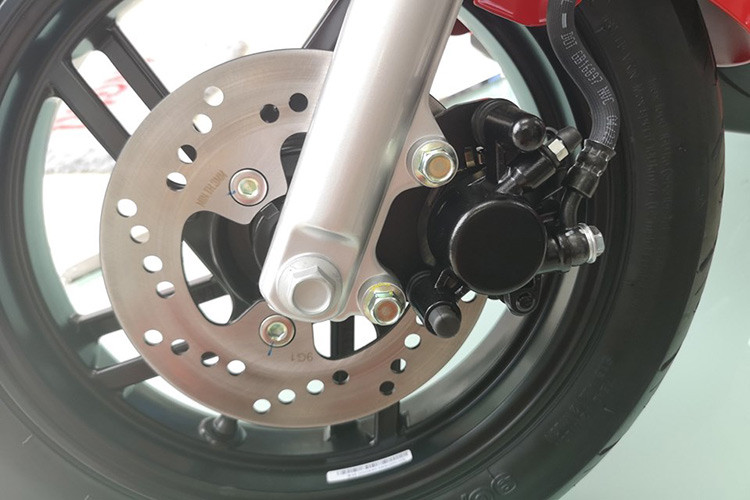 Xe máy điện mới của Vinfast sở hữu mặt sàn phẳng nhưng hơi nhỏ, yên xe lớn có thể ngồi 2 người. Tay nắm dắt phía sau to bản, đèn pha trước tạo hình hầm hố với 2 bóng LED. Đèn xi nhan chĩa sang 2 bên đơn giản, phanh đĩa ở bánh trước, mặt nạ có logo chữ V lớn.