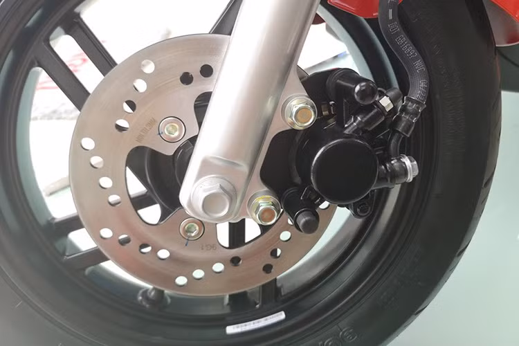 Xe máy điện mới của Vinfast sở hữu mặt sàn phẳng nhưng hơi nhỏ, yên xe lớn có thể ngồi 2 người. Tay nắm dắt phía sau to bản, đèn pha trước tạo hình hầm hố với 2 bóng LED. Đèn xi nhan chĩa sang 2 bên đơn giản, phanh đĩa ở bánh trước, mặt nạ có logo chữ V lớn.