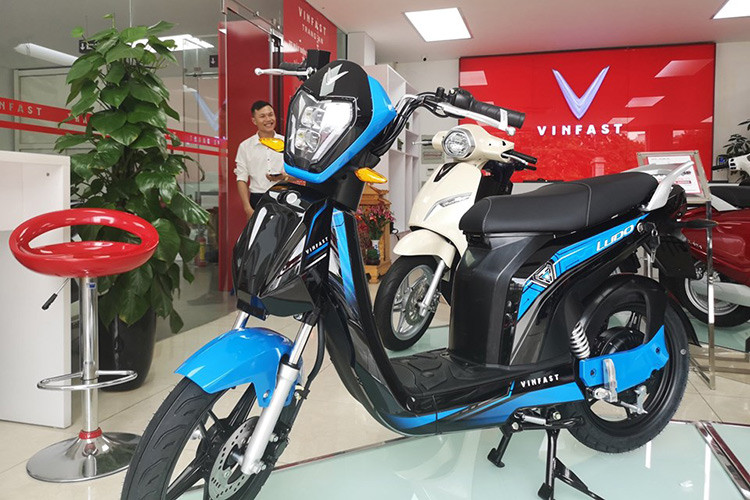 Thông tin và hình ảnh về hai mẫu xe máy điện VinFast mới vừa rò rỉ và bắt đầu lan truyền nhanh chóng trên mạng xã hội. Những hình ảnh khá rõ nét về hai mẫu xe mới mà rất có thể được nhà sản xuất ôtô và xe máy Việt Nam sắp tung ra thị trường nhằm đón đầu năm học mới 2019 - 2020.