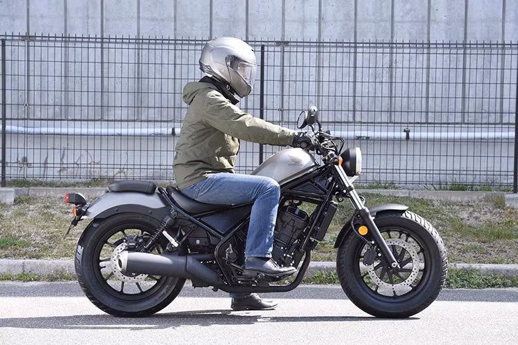 Honda Rebel 250 2017 có giá khởi điểm từ 537.840 Yên (tương đương 112 triệu đồng) đối với phiên bản không đi kèm hệ thống chống bó cứng phanh ABS. Con số tương ứng của Honda Rebel 250 ABS 2017 là 588.600 Yên (khoảng 123 triệu đồng). Trong khi đó, Honda Rebel 500 2017 có giá từ 785.160 Yên (xấp xỉ 164 triệu đồng).