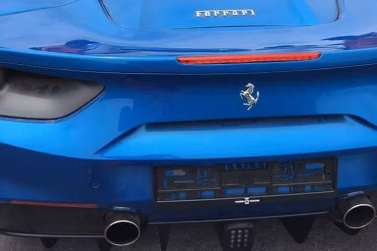 Mui cứng của Ferrari 488 Spider có thể đóng mở trong thời gian 14 giây. Vì có thêm mui cứng nên Ferrari 488 Spider cũng nặng hơn một chút so với phiên bản coupe. Xe còn gây ấn tượng với bộ la-zăng 5 chấu kép thể thao và ngàm phanh Ferrari chính hãng màu vàng.