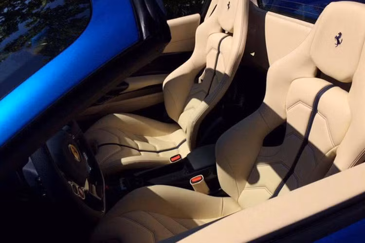 Đối lập với ngoại thất xanh dương, chiếc Ferrari 488 Spider đầu tiên cập bến Việt Nam sở hữu nội thất màu kem kết hợp cùng nhiều chi tiết được sơn màu đen và phủ carbon ấn tượng. Hiện chưa rõ mức giá của chiếc Ferrari 488 mui trần màu xanh dương khi về Việt Nam. Chỉ biết rằng, tại thị trường nước ngoài, xe có giá bán 270.000 USD.