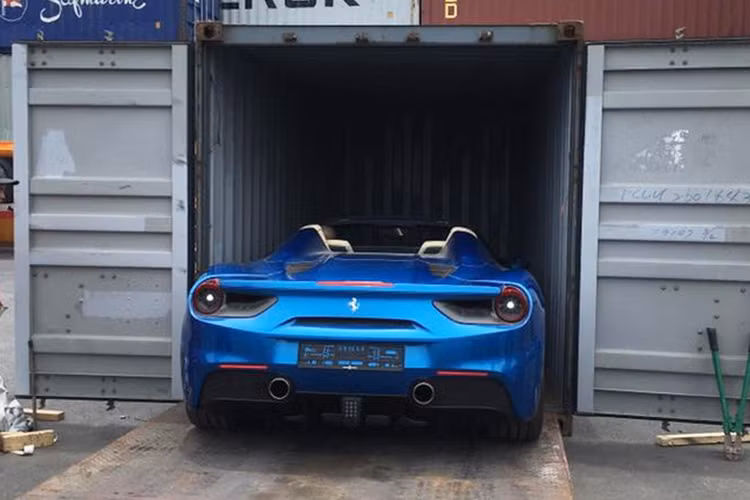 Như vậy, đã có tổng cộng gần 20 chiếc Ferrari 488 bao gồm cả 2 bản GTB (Coupe) và Spider được đưa về nước. Tại Mỹ, Ferrari 488 GTB có giá 242.000 USD. Mức giá của mẫu siêu xe bản mui cứng này tại thị trường Việt Nam sau khi chịu các khoản thuế và phí sẽ lên đến 15 tỷ đồng - tuy nhiên phiên bản mui trần này sẽ có giá đắt hơn.