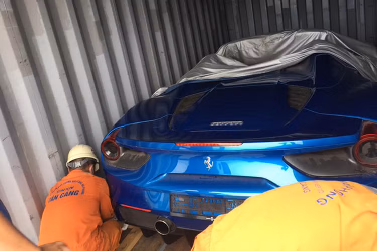 Ferrari 488 Spider sở hữu động cơ V8, tăng áp kép, dung tích 3,9 lít, sản sinh công suất tối đa 660 mã lực tại và mô-men xoắn cực đại 760 Nm. Nhờ đó, siêu xe mui trần nhà Ferrari mất khoảng 3 giây để tăng tốc từ 0-100 km/h trước khi đạt vận tốc tối đa 325 km/h. Hộp số tự động 7 cấp.