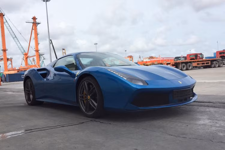 Vào chiều qua, ngày 22/06/2017, giới chơi xe khá bất ngờ với những hình ảnh chiếc siêu xe Ferrari 488 Spider mui trần màu xanh dương từng được "khui công" tại cảng Hải Phòng. Theo giới thạo tin, đây chính là chiếc 488 mui trần từng xuất hiện tại Việt Nam vào cuối tháng 12/2016.