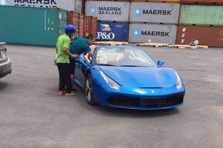 Cụ thể, chiếc Ferrari 488 Spider màu xanh dương khi đó xuất hiện tại cảng ICD Mỹ Đình và được cho thuộc sở hữu của một thiếu gia sinh năm 1996 tại thủ đô Hà Nội. Nhưng vài tháng sau, tin tức của mẫu siêu xe này biệt tăm khiến nhiều người tò mò.