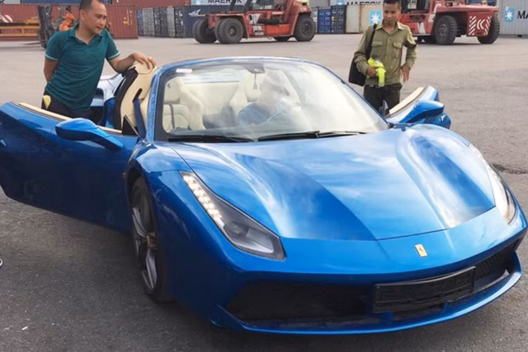 Hiện chưa rõ vì sao chiếc Ferrari 488 Spider màu xanh dương này lại có "hành tung" bí ẩn đến vậy. Trước đó, thị trường Việt Nam từng ghi nhận nhiều chiếc siêu xe phải nằm ngoài cảng hàng tháng trời mới được cho thông quan, cá biệt trường hợp chiếc Ferrari F12 Berlinetta đầu tiên xuất hiện tại Việt Nam nhưng bị "giam cầm" đến 2 năm tại cảng Hải Phòng.