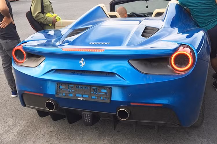 Siêu xe Ferrari 488 Spider là phiên bản mui trần mới của dòng 488 GTB, khá được ưa chuộng tại Việt Nam. "Siêu ngựa" này sở hữu bộ mui xếp cứng thường thấy trên các dòng Ferrari như California hay 458 Spider.