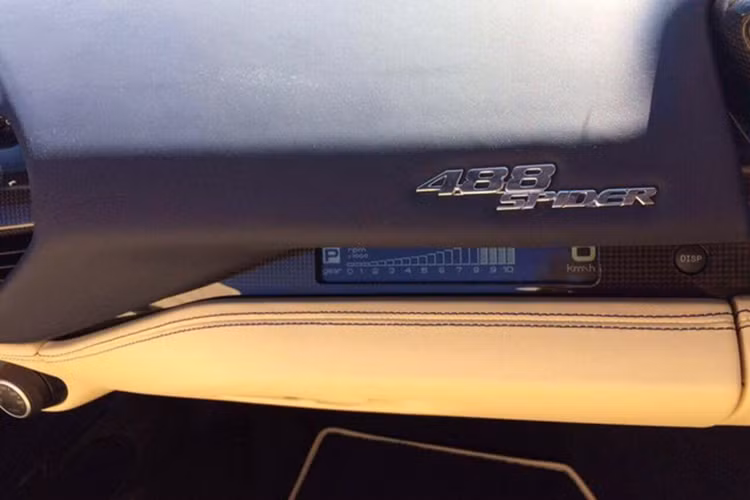 Ngoài màu sơn ấn tượng, "siêu ngựa" mui trần còn gây chú ý khi được trang bị thêm một màn hình nằm trên bảng táp-lô, trước tầm mắt của hành khách ngồi trên ghế phụ lái. Chỉ riêng màn hình này đã có giá 3.267 Euro, tương đương 78 triệu đồng. Lẫy chuyển số cũng được tích hợp trên vô-lăng của mẫu siêu xe đời mới này.