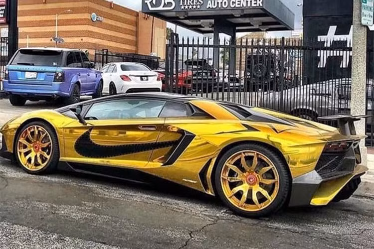 Siêu xe Lamborghini Aventador SV Roadster đã được nam ca sĩ đặt hàng dán lại với tông màu vàng “chói lọi”, tạo cảm giác như phần thân xe đã được mạ vàng. Để tạo sự tương phản nổi bật, một số chi tiết sợi carbon, cũng như vòm mui đã được Chris Brown giữ nguyên màu đen.