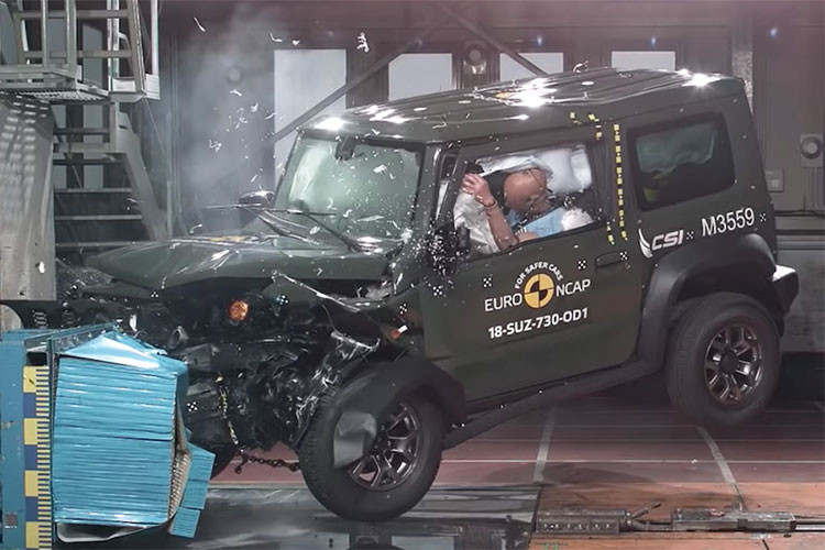 Jimny là một dòng xe lâu đời khi đã có mặt trên thị trường từ năm 1970, đây là dòng xe SUV cỡ nhỏ với 4 chỗ ngồi. Bước sang thế hệ mới, Suzuki Jimny có thiết kế hình dáng hộp gợi nhớ đến chiếc SUV mang tính biểu tượng – Mercedes-Benz G-Class, cụm lưới tản nhiệt Jimny 2019 khiến người ta dể liên tưởng đến chiếc Jeep Renegade 2018.