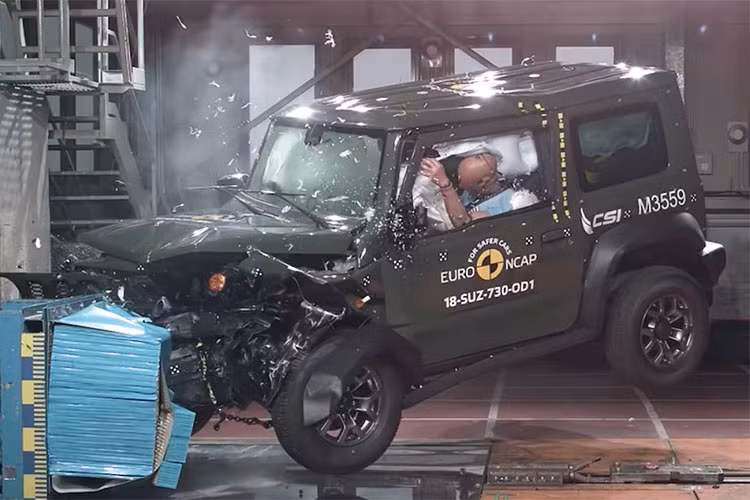 Jimny là một dòng xe lâu đời khi đã có mặt trên thị trường từ năm 1970, đây là dòng xe SUV cỡ nhỏ với 4 chỗ ngồi. Bước sang thế hệ mới, Suzuki Jimny có thiết kế hình dáng hộp gợi nhớ đến chiếc SUV mang tính biểu tượng – Mercedes-Benz G-Class, cụm lưới tản nhiệt Jimny 2019 khiến người ta dể liên tưởng đến chiếc Jeep Renegade 2018.