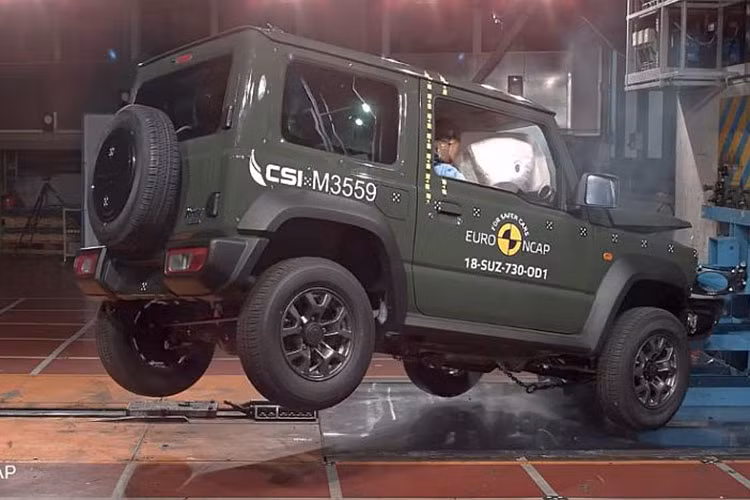 Hệ thống phanh tự động khẩn cấp Autonomous emergency braking system (AEB) của xe giá rẻ Suzuki Jinny cũng hoạt động khá kém vào ban ngày và gần như bị vô hiệu hóa vào ban đêm. Nó cũng không thể phản ứng trước các vật thể chuyển động nhanh như người đi xe đạp.