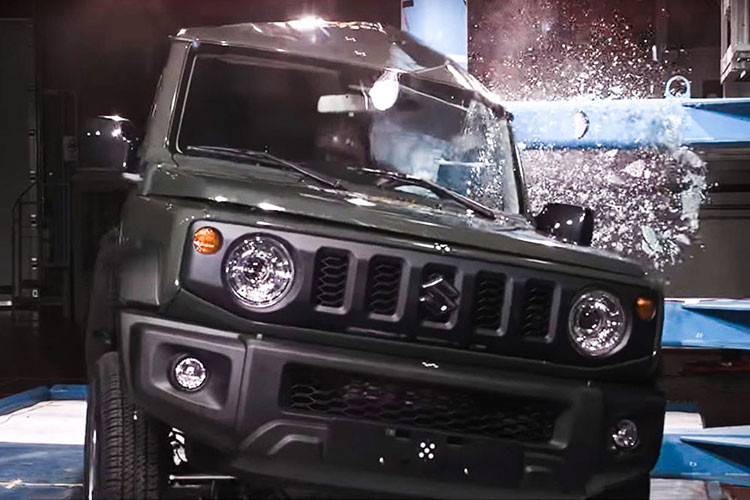 Trong bài kiểm tra va đập phương ngang, chiếc xe này cũng không bảo vệ tốt cho phần đầu và phần ngực của hành khách. Ngoài các yếu tố bảo vệ an toàn bị động như túi khí, khung gầm, đai an toàn… các yếu tố bảo vệ an toàn chủ động của Suzuki Jimny 2018 cũng không tốt.