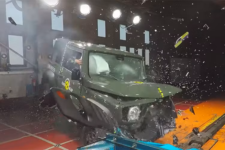 Mẫu xe cỡ nhỏ giá rẻ Suzuki hiện đang được khá nhiều người yêu xe quan tâm. Về trang bị, Suzuki Jimny 2018 sẽ được trang bị hệ thống phanh bán liên hợp (semi-continuous braking system) cũng như đèn pha LED. Về khung gầm, từ trước đến nay Suzuki Jimny sử dụng khung gầm rời (body-on-frame) &amp; dẫn động 2 cầu (4WD).