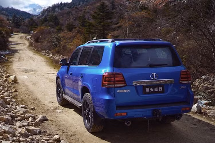 Điều ngạc nhiên là nội thất của Hengtian L4600 của Trung Quốc còn tạo cảm giác sang trọng hơn Toyota Land Cruiser. Mẫu ô tô Trung Quốc này thậm chí sở hữu nội thất tương tự "chuyên cơ mặt đất" Lexus LX570.