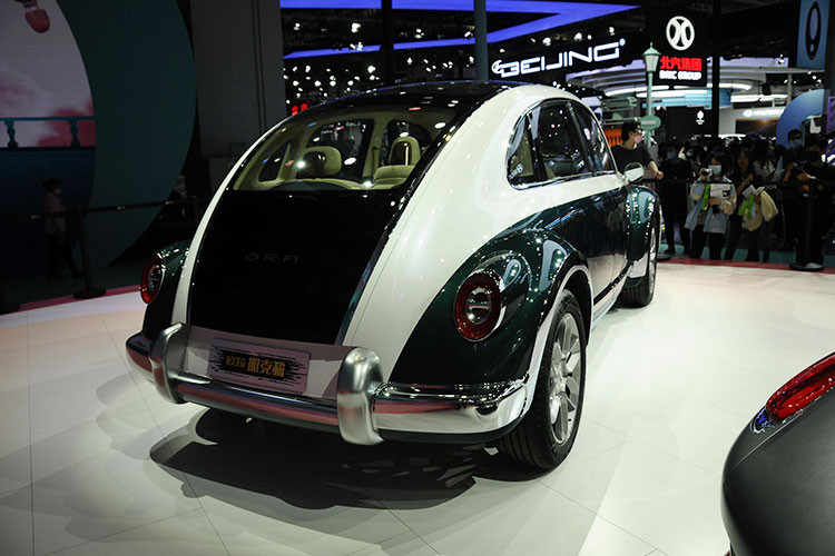 Mẫu xe "con bọ" huyền thoại Volkswagen Beelte đã bị hãng xe Trung Quốc sao chép trắng trợn, từ kiểu dáng, cản trước, nắp capo, cụm đèn pha, phần nóc vuốt cong đều giống hệt bản chính.