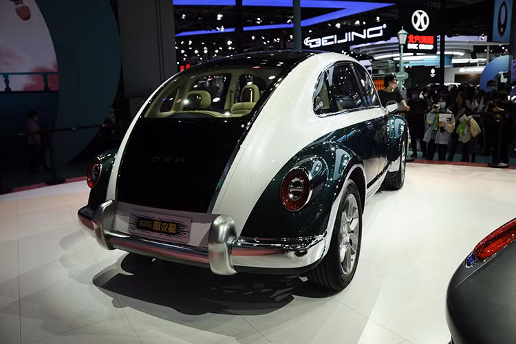 Mẫu xe "con bọ" huyền thoại Volkswagen Beelte đã bị hãng xe Trung Quốc sao chép trắng trợn, từ kiểu dáng, cản trước, nắp capo, cụm đèn pha, phần nóc vuốt cong đều giống hệt bản chính.