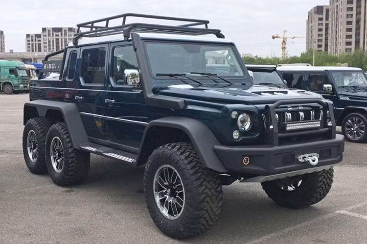 Mercedes-Benz G63 AMG 6x6 là mẫu xe phiên bản giới hạn đắt tiền, có trục và bánh xe ấn tượng đặc trưng, động cơ tăng áp kép V8 tạo ra 536 mã lực và mô men xoắn 561 Nm. Trong khi đó, Beijing Auto BJ80 là bản nhái giá rẻ với động cơ đơn 2.3L 4xi-lanh.