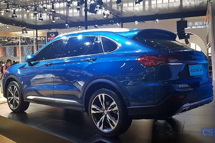 Huansu C60 có ngoại hình chả khác là bao, nhưng giá bán chỉ bằng một phần nhỏ. Tất nhiên, sức mạnh, độ sang trọng và tinh tế, hay độ an toàn thì bạn cũng đừng trông đợi ở phiên bản nhái này.