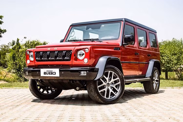 Beijing BJ80 nhái Mercedes-Benz G-Class khá giống. Hiện nay, Beijing BJ80 được sản xuất bởi BAW, một công ty con của BAIC, đơn vị có liên doanh lớn với Mercedes-Benz. Mặc dù thương hiệu Đức không hề hài lòng khi phát hiện ra BJ80, nhưng họ cũng không quá tức giận.