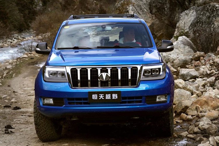 Hengtian L4600 tạo cảm giác rất quen thuộc cho những ai yêu thích ô tô, bởi chúng có thiết kế ngoại thất giống mẫu SUV nổi tiếng Toyota Land Cruiser. Lưới tản nhiệt đi kèm nhiều nan nằm dọc, gợi liên tưởng đến thiết kế của Toyota Land Cruiser Prado.