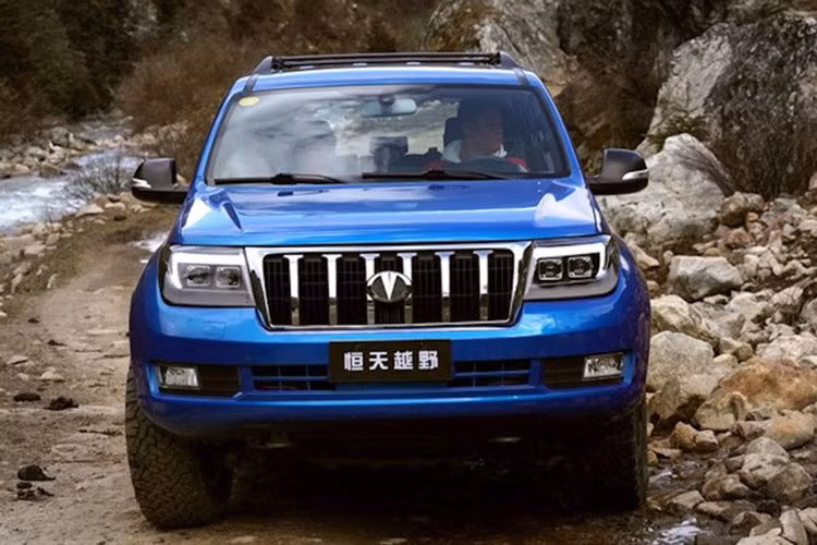 Hengtian L4600 tạo cảm giác rất quen thuộc cho những ai yêu thích ô tô, bởi chúng có thiết kế ngoại thất giống mẫu SUV nổi tiếng Toyota Land Cruiser. Lưới tản nhiệt đi kèm nhiều nan nằm dọc, gợi liên tưởng đến thiết kế của Toyota Land Cruiser Prado.
