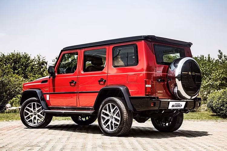 Thực tế là hãng xe Đức vẫn cung cấp khung gầm và động cơ cho BJ90, một mẫu SUV cỡ lớn hơn nữa được sản xuất bởi BAW dựa trên Mercedes-Benz GLS thế hệ trước. Beijing BJ80 3.0 V6T - "Xe nhái" Mercedes-Benz G-Class với động cơ 276 mã lực và giá khởi điểm 1,15 tỷ đồng, rẻ gần 10 lần so với "hàng thật"