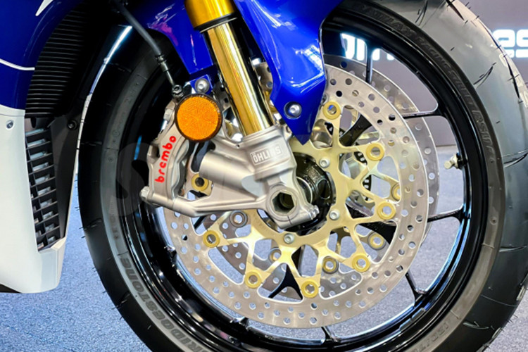 Ngoài màu sắc thể hiện bản kỷ niệm, siêu môtô Honda CBR1000RR-R Fireblade SP 30th Anniversary không có nâng cấp nào khác về trang bị so với bản SP nguyên bản. Cụ thể, xe vẫn sử dụng hệ thống treo Ohlins cao cấp gồm phuộc hành trình ngược Ohlins NPX 43 mm và giảm xóc đơn TTX36 ở sau.