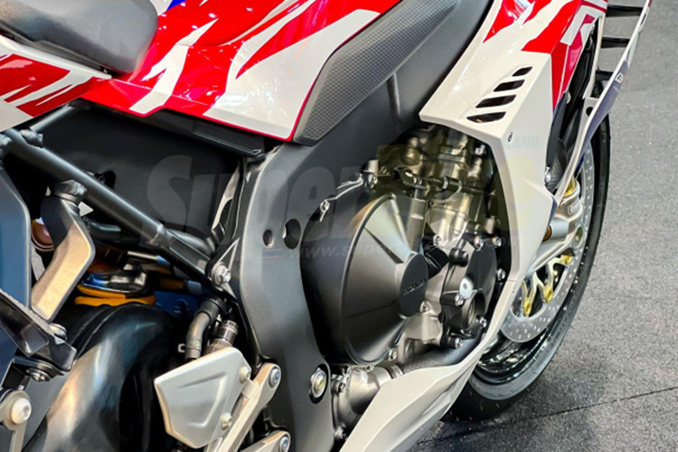 Trái tim của xe là khối động cơ 4 xylanh, dung tích 999cc, làm mát bằng dung dịch, sản sinh công suất 215 mã lực tại tua máy 14.500 vòng/phút và mômen xoắn cực đại 113 Nm tại tua máy 12.500 vòng/phút.