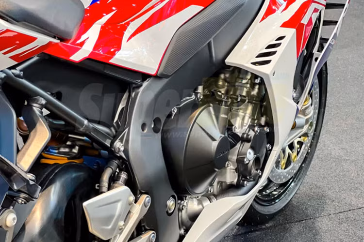 Trái tim của xe là khối động cơ 4 xylanh, dung tích 999cc, làm mát bằng dung dịch, sản sinh công suất 215 mã lực tại tua máy 14.500 vòng/phút và mômen xoắn cực đại 113 Nm tại tua máy 12.500 vòng/phút.