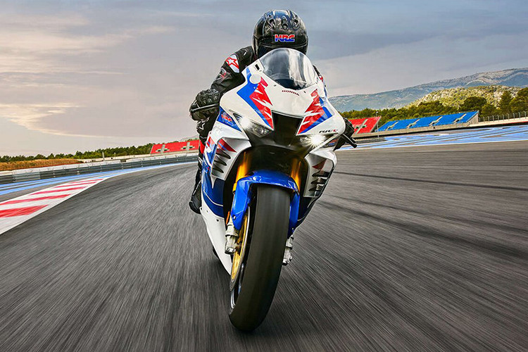 Hiện tại, Honda Việt Nam chưa đưa ra thông tin nào về việc đưa phiên bản kỷ niệm 30 năm về phân phối tại thị trường Việt Nam. Dù vậy hai phiên bản Fireblade và Fireblade SP 2022 vẫn tiếp tục được phân phối với giá lần lượt ở mức 949 triệu đồng và 1,049 tỷ đồng.