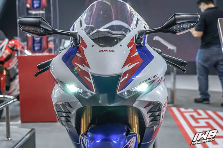 So với phiên bản Honda Fireblade SP 2022 hiện đang bán ra tại Việt Nam, bản kỷ niệm CBR1000RR-R SP 30th Anniversary 2022 có dàn áo được phối màu và tem xe đặc biệt với màu Trắng chủ đạo cùng bộ tem Xanh và Đỏ truyền thống, lấy cảm hứng từ chiếc CBR900RR Fireblade ra đời cách đây 30 năm.