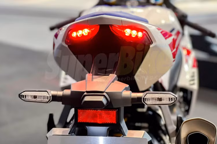 Ngoài ra yên sau của xe cũng có màu xanh, logo bản kỷ niệm 30 năm trên bình xăng, Key FOB, ống xả Akrapovic nhằm tôn vinh mẫu CBR900RR của những năm 1990.