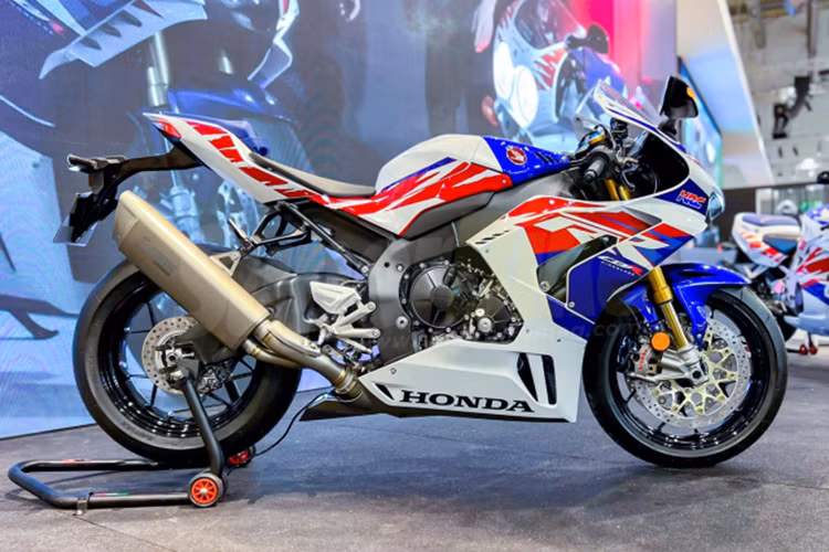 Tại thị trường Indonesia, giá xe Honda CBR1000RR-R Fireblade SP 30th Anniversary phiên bản kỷ niệm 30 năm được Astra Honda Motor niêm yết với giá 1,1 tỷ Rupiah, tương đương khoảng 1,75 tỷ đồng.