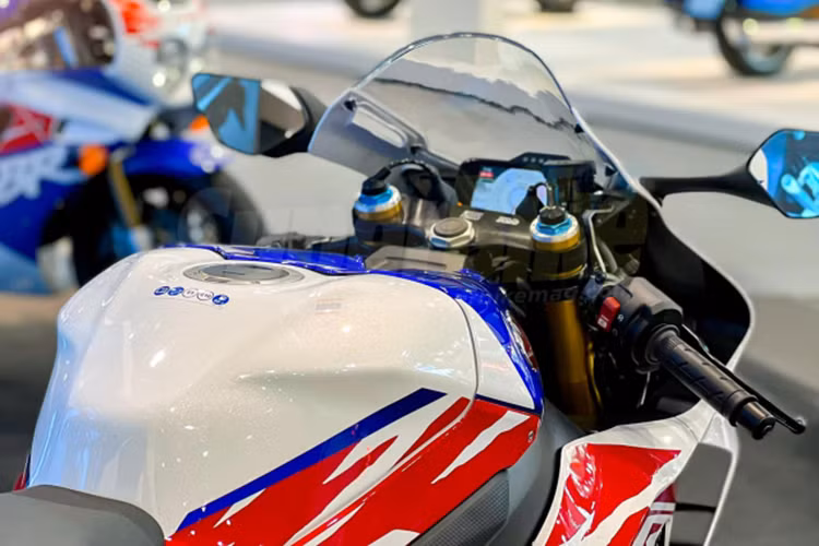 Thêm vào đó, có một điểm đặc biệt trên đồng hồ TFT của bản kỷ niệm Fireblade SP 30th Anniversary chính là khi người dùng khởi động xe, một vòng tròn lửa sẽ nổi lên.