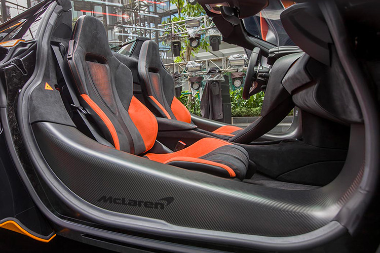 Người lái cũng sẽ được hưởng lợi từ các tính năng mới như Apple CarPlay và Màn hình thông tin trung tâm mới. Hệ thống camera Quan sát phía sau và Quan sát xung quanh cũng được nâng cấp để có độ rõ nét cao hơn Hệ thống nâng xe mới kéo phần đầu cao lên của 750S chỉ trong 4 giây so với 10 giây của 720S. 