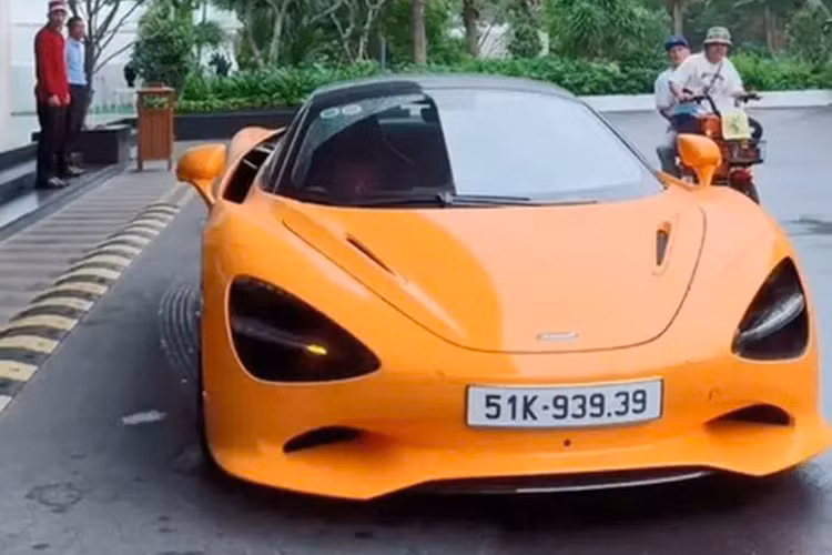  McLaren 750S Spider đầu tiên tại Việt Nam đã chính thức có chủ nhân, khá thú vị người này kinh doanh trong lĩnh vực mỹ phẩm, và rất nổi tiếng trên nền tảng mạng xã hội TikTok. Để xứng tầm với chiếc siêu xe mui trần McLaren 750S Spider có giá đắt đỏ của mình, chủ xe đã chi thêm 1,27 tỷ đồng nhằm đấu giá biển số 51K-939.39, hay còn được giới mê biển gọi là trùm cuối của biển cặp "thần tài nhỏ".