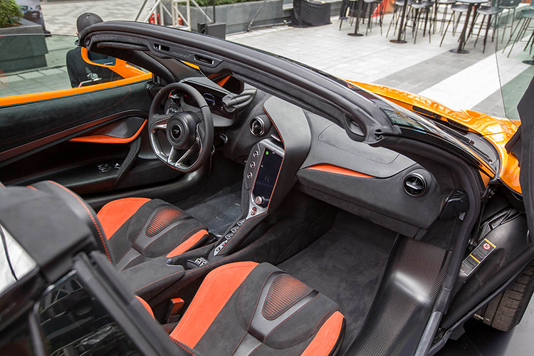 Người lái McLaren 750S Spider có thể di chuyển dễ dàng giữa các cài đặt Comfort, Sport và Track Active Dynamic trong khi vẫn giữ tay trên vô lăng và hoàn toàn tập trung vào con đường phía trước.