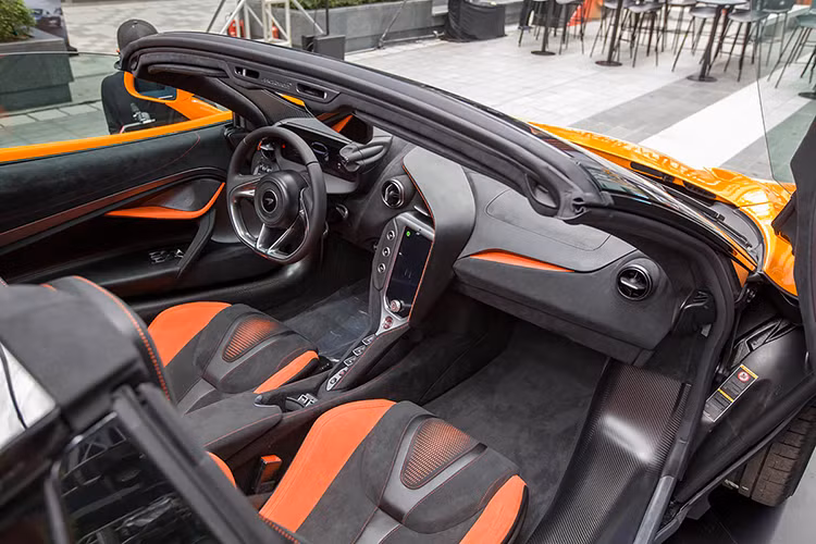 Người lái McLaren 750S Spider có thể di chuyển dễ dàng giữa các cài đặt Comfort, Sport và Track Active Dynamic trong khi vẫn giữ tay trên vô lăng và hoàn toàn tập trung vào con đường phía trước.