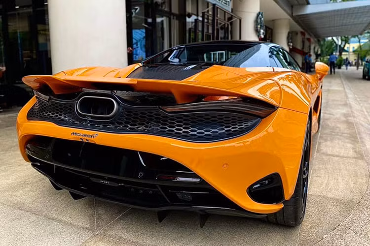 Dường như siêu xe McLaren 750S Spider không thay đổi thiết kế bên ngoài quá nhiều so với mẫu McLaren 720S nhưng tất cả những gì cải thiện hiệu suất, vận hành, tiện ích lại nằm ở các chi tiết ẩn sâu bên trong.